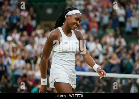 Cori Gauff der Vereinigten Staaten feiert nach der Frauen singles Match in der zweiten Runde Wimbledon Lawn Tennis Championships gegen Magdalena Rybarikova in der Slowakei an der All England Lawn Tennis und Croquet Club in London, England am 3. Juli 2019. Quelle: LBA/Alamy leben Nachrichten Stockfoto