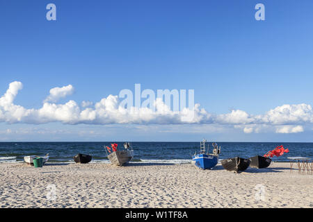 Fischerboote am Strand im Ostseebad Baabe, Insel Rügen, Ostsee, Mecklenburg-Vorpommern, Norddeutschland, Deutschland, Europa Stockfoto