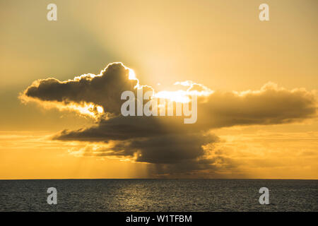 Am späten Nachmittag Sonne durch Hektor, wodurch ein warmer, orange-gelbes Licht, Bora Bora, Gesellschaftsinseln, Französisch-Polynesien, South Pacific Stockfoto