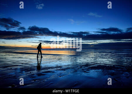 Frau wandern in der Dämmerung am Strand, Tasman Sea, Hump Ridge, Hump Ridge Track, fiordlands Nationalpark, von der UNESCO zum Weltkulturerbe Te Wahipounamu, Süden, So Stockfoto