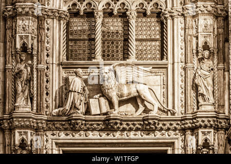 Löwe von St. Marc, Dogenpalast, Porta della Carta Stockfoto