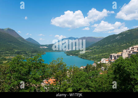 Anzeigen von Roccaraso über den Lago di Barrea am Rande der Abruzzen Nationalpark Stockfoto