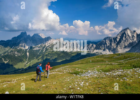 Zwei Frauen beim Wandern, steigen vom rötelstein Bischofsmütze und Gosaukamm im Hintergrund, rötelstein, Dachstein, Salzburg, Österreich Stockfoto