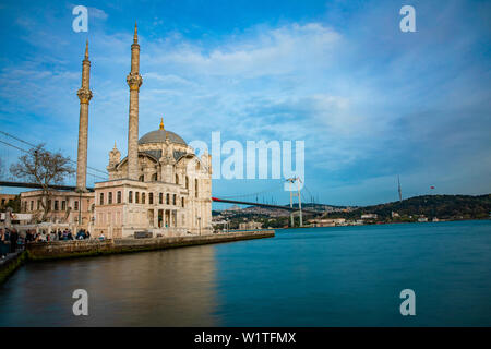 Ansicht der Ortaköy Moschee in Istanbul in der Türkei. Historische Tower und der Sonnenuntergang am Bosporus. Stockfoto