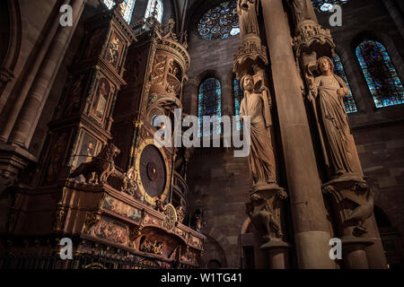 Astronomische Uhr, Interieur der Kathedrale von Straßburg, Strasbourg, Alsace, France Stockfoto