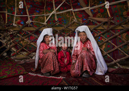 Kirgisische Frauen in der Jurte, Pamir, Afghanistan, Asien Stockfoto