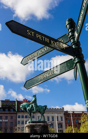 Wegweiser mit Reiter Statue König Karl Gustav X auf dem Marktplatz Stortorget mit Rathaus, Malmö, Stockholm, Schweden Stockfoto