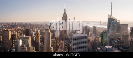 Blick vom oberen Rand des Rock, Empire State Building, Rockefeller Center, Manhatten, New York City, New York, USA Stockfoto