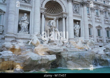 Berühmt und einer der schönsten Brunnen Roms - Trevi Brunnen (Fontana di Trevi). Italien Stockfoto