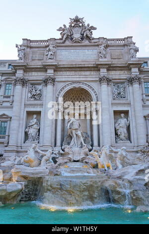 Berühmt und einer der schönsten Brunnen Roms - Trevi Brunnen (Fontana di Trevi). Italien Stockfoto