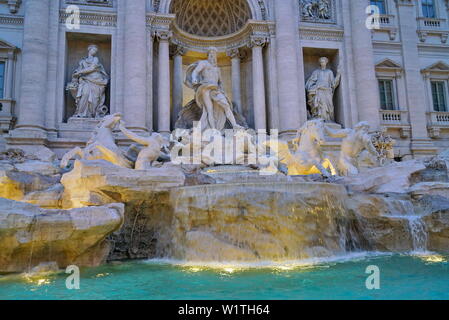 Berühmt und einer der schönsten Brunnen Roms - Trevi Brunnen (Fontana di Trevi). Italien Stockfoto