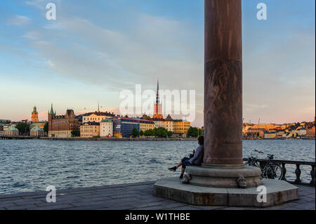 Im Garten des Stadshuset Rathaus. Altstadt im Hintergrund., Stockholm, Schweden Stockfoto