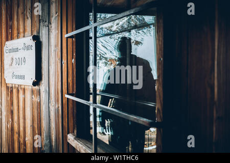 Bergsteiger, spiegelt sich in dem Fenster der Similaun Hütte, E5, Alpenüberquerung, 6. Stufe, Vent, Niederjochbach, Similaun Hütte, Schnalstal, Vernagt reser Stockfoto