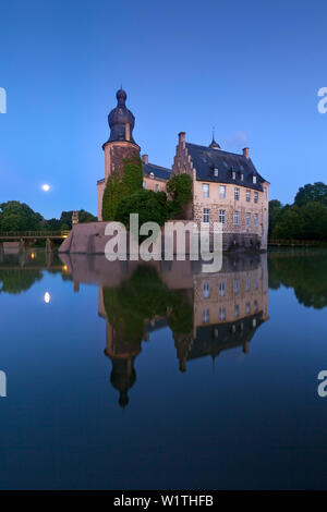 Mond in den Burggraben widerspiegelt, Gemen Wasserburg, Borken, Münsterland, Nordrhein-Westfalen, Deutschland Stockfoto