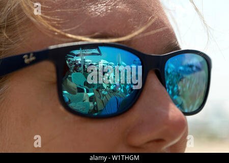 Frau mit Blick über das Mittelmeer, Tel Aviv, Israel Stockfoto