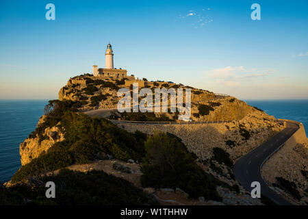 Leuchtturm und der Sonnenuntergang am Cap Formentor, Port de Pollenca, Serra de Tramuntana, Mallorca, Balearen, Spanien Stockfoto