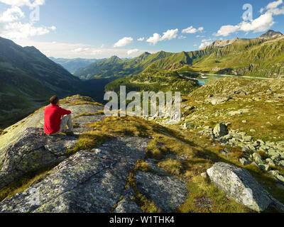 Wanderer, Blick von der Sprengung Kogel, Kitzsteinhorn, der Glocknergruppe, Nationalpark Hohe Tauern, Salzburg, Österreich Stockfoto