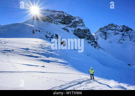 Frau backcountry Skiing aufsteigender Richtung Saalkogel, Saalkogel, Kitzbüheler Alpen, Tirol, Österreich Stockfoto