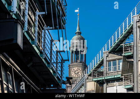 Die Kirche St. Michaelis, Michel, von einem Bürogebäude, Hamburg, Deutschland Stockfoto