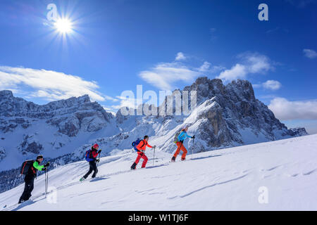 Mehrere Personen backcountry Skiing aufsteigend zu Medalges, Geisler Bereich im Hintergrund, Medalges, Naturpark Puez-Geisler, UNESCO Weltkulturerbe Stockfoto