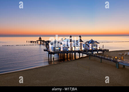 Pier im Abendlicht, Sellin, Rügen, Ostsee, Mecklenburg-Vorpommern, Deutschland Stockfoto