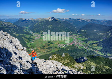 Frau wandern in Richtung Ehrwalder Sonnenspitze, Lermoos, Ehrwald und Ammergauer Alpen im Hintergrund, Ehrwalder Sonnenspitze, Mieming, Tirol, Österreich Stockfoto