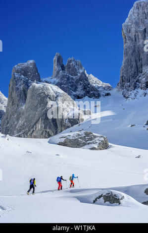 Drei Personen backcountry Skiing aufsteigender Richtung, Stuhlloch Bischofsmuetze im Hintergrund, Stuhlloch, Bischofsmuetze, Gosau Gruppe, Dachstein, UNESCO Stockfoto