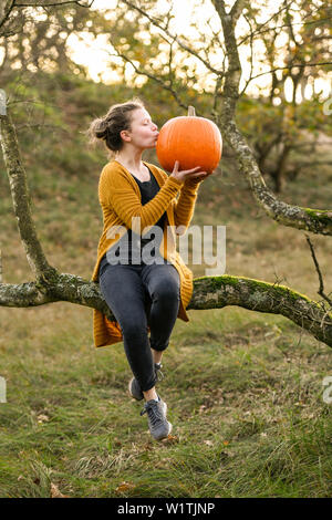 Mädchen mit Kürbis an Halloween, Hamburg, Deutschland Stockfoto