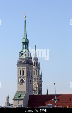 Blick von der Dachterrasse des Hotel Deutsche Eiche, um die Türme der Alten Peter und Neues Rathaus, München, Bayern, Deutschland Stockfoto