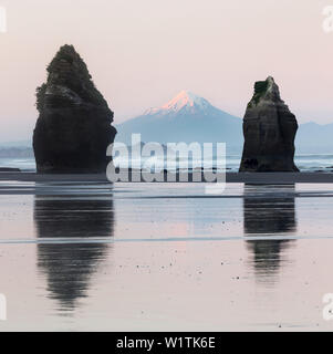 Felsformationen und Blick auf den Mount Taranaki Vulkan, Tongaporutu, Taranaki, North Island, Neuseeland, Ozeanien Stockfoto