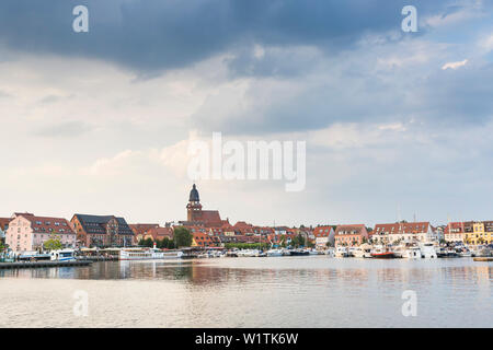 Blick auf die Müritz, Müritz, Boot, Schiff, Mecklenburgische Seenplatte, Mecklenburger Seenplatte, Müritz, Mecklenburg-Vorpommern, Deutschland, Europa Stockfoto