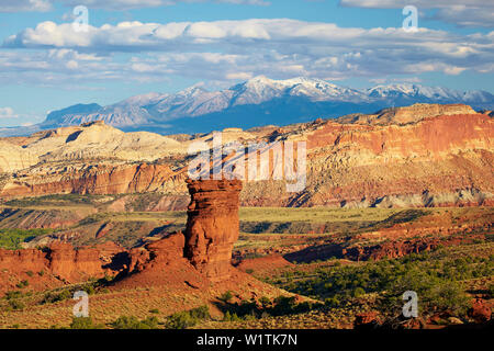 Blick auf den Capitol Reef National Park und Henry Mountains, Waterpocket Fold, Utah, Arizona, USA, Nordamerika Stockfoto