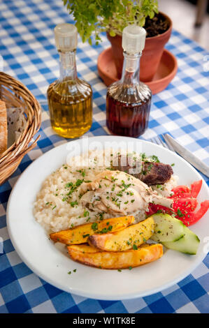 Griechisches Essen in einem Restaurant, Hühnchen und Reis, Hauptgericht, Plakias, Kreta, Griechenland, Europa Stockfoto