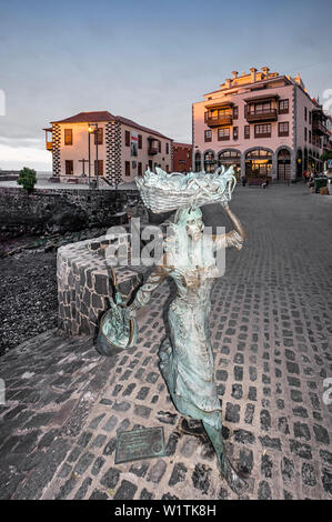 Skulptur von Frauen mit Fisch im alten Hafen von Puerto de la Cruz, Muelle pesquero, Teneriffa, Spanien Stockfoto