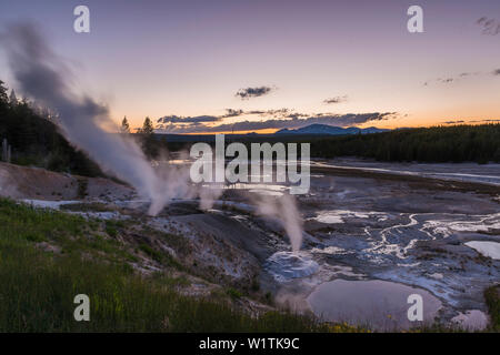 Sonnenuntergang in der Norris Geyser Basin, Yellowstone National Park, Wyoming, USA Stockfoto