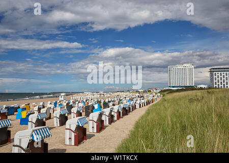 Warnemünde mit Hotel Neptun, Ostseeküste, Mecklenburg Vorpommern, Deutschland Stockfoto