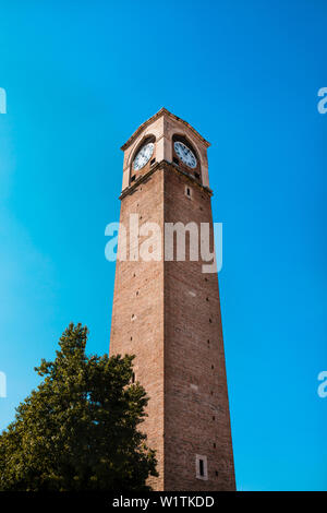 Old Clock Tower in Adana, Stadt der Türkei. Adana Stadt mit alten Uhrturm auch bekannt "Buyuksaat" vor der klare blaue Himmel Stockfoto