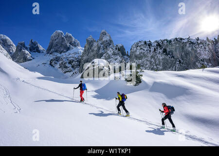 Drei Personen backcountry Skiing aufsteigender Richtung, Stuhlloch Bischofsmuetze im Hintergrund, Stuhlloch, Bischofsmuetze, Gosau Gruppe, Dachstein, UNESCO Stockfoto