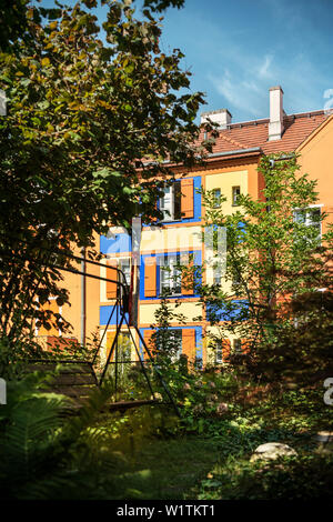 UNESCO World Herritage sozialer Wohnungsbau im Berliner Stadtrand, Hollywood Schaukel an Falkenberg Garten, Berlin, Deutschland Stockfoto