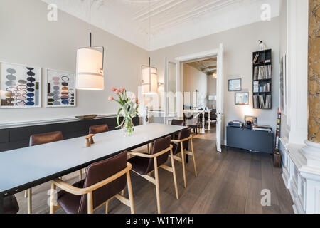 Esstisch in einem modern eingerichteten Jugendstil Wohnung in Hamburg,Deutschland, Europa Stockfoto