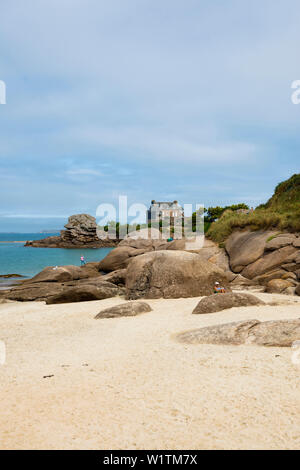 Sandstrand mit Granitfelsen, Lannion, Côte de Granit Rose, Côtes d'Armor, Bretagne, Frankreich Stockfoto