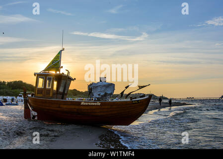 Kleines hölzernes Fischerboot am Strand von Ahlbeck, Usedom, Ostseeküste, Mecklenburg-Vorpommern, Deutschland Stockfoto