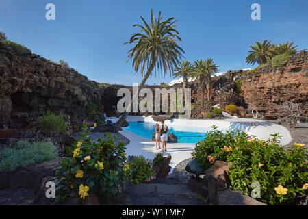 Pool, Jameos del Agua in der Nähe von Arrieta, César Manrique, Lanzarote, Kanarische Inseln, Islas Canarias, Spanien, Europa Stockfoto