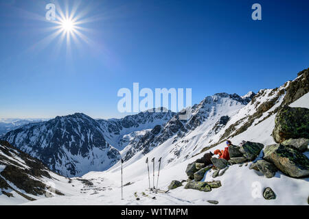 Frau backcountry - Skifahren in einer Pause an Felsen, Steintalspitze, Sellrain, Stubaier Alpen, Tirol, Österreich Stockfoto