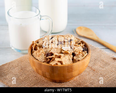 Hafer Getreide und Reis Flocken mit Milch Stockfoto