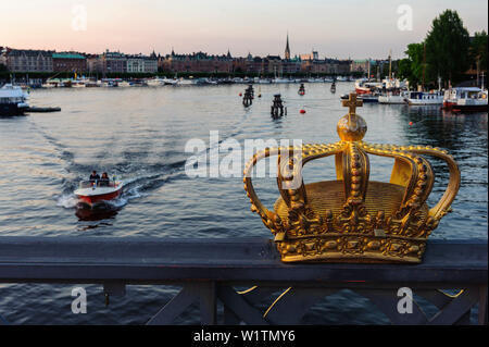 Blick von der Skeppsholmsbron mit Krone auf dem Geländer auf dem Motorboot, Stockholm, Schweden Stockfoto