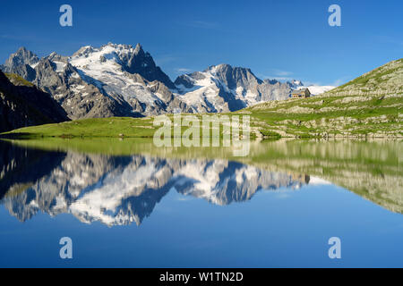 See Lac du Goleon mit Hütte Refuge du Goleon und Blick richtung Meije in Ecrins region, See Lac du Goleon, Nationalpark Ecrins, Dauphine, Dauphiné, Ha Stockfoto