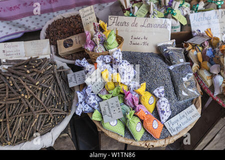 Gewürze und Souvenirs, Herbes de Provence, Lavandin, Rosen, Marktstand, Vieux Nice, Cours Saleya, Alpes Maritimes, Provence, Côte d'Azur, Mediterr Stockfoto