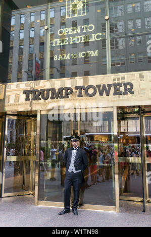 Tür Mann, Trump Tower, 5th Avenue, Manhattan, Big Apple in New York City, USA Stockfoto