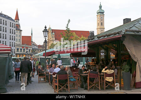 Weinbar, Viktualienmarkt, Heilig-Geist-Kirche im Hintergrund, München, Oberbayern, Bayern, Deutschland Stockfoto